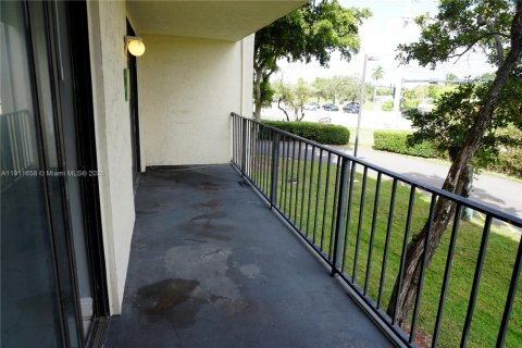 Condo in Tamarac, Florida, 1 bedroom  № 1971483 - photo 16