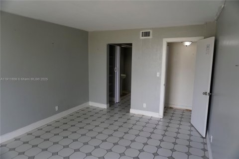 Condo in Tamarac, Florida, 1 bedroom  № 1971483 - photo 11