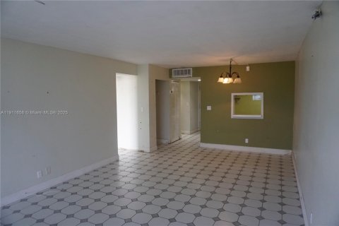 Condo in Tamarac, Florida, 1 bedroom  № 1971483 - photo 4