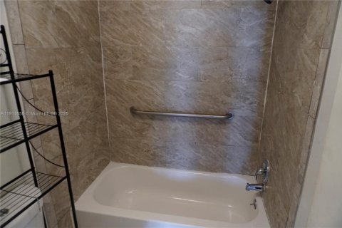 Condo in Tamarac, Florida, 1 bedroom  № 1971483 - photo 15