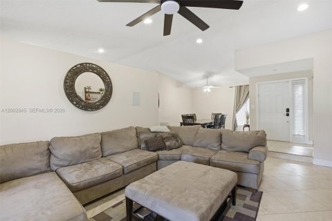 House in Davie, Florida 4 bedrooms, 177.26 sq.m. № 2066542 - photo 4