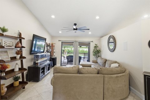 House in Davie, Florida 4 bedrooms, 177.26 sq.m. № 2066542 - photo 8