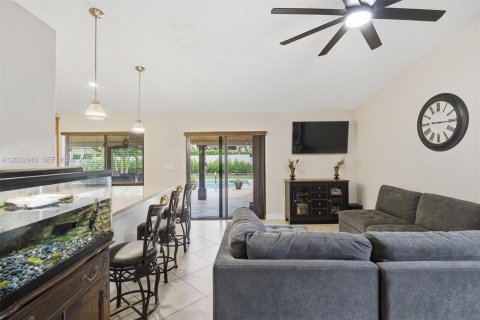 House in Davie, Florida 4 bedrooms, 177.26 sq.m. № 2066542 - photo 15