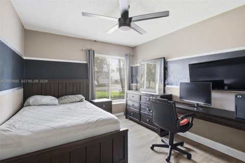 House in Davie, Florida 4 bedrooms, 177.26 sq.m. № 2066542 - photo 28