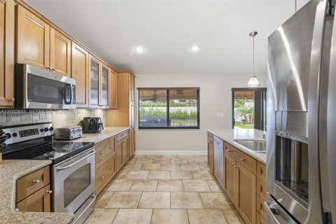 House in Davie, Florida 4 bedrooms, 177.26 sq.m. № 2066542 - photo 10