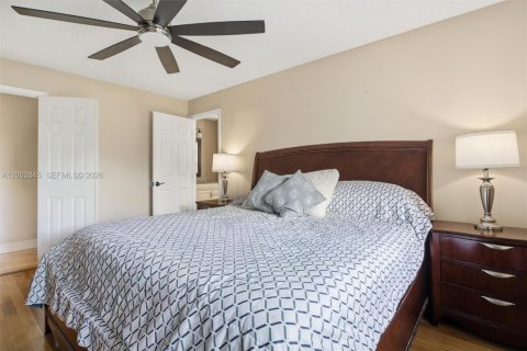 House in Davie, Florida 4 bedrooms, 177.26 sq.m. № 2066542 - photo 18