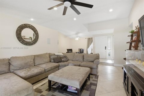 House in Davie, Florida 4 bedrooms, 177.26 sq.m. № 2066542 - photo 5