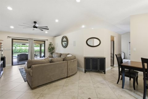 House in Davie, Florida 4 bedrooms, 177.26 sq.m. № 2066542 - photo 7
