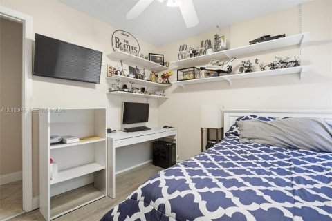 House in Davie, Florida 4 bedrooms, 177.26 sq.m. № 2066542 - photo 24