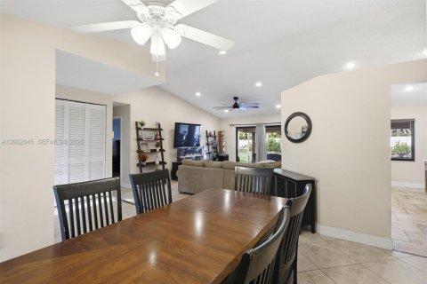House in Davie, Florida 4 bedrooms, 177.26 sq.m. № 2066542 - photo 9
