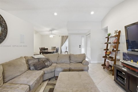 House in Davie, Florida 4 bedrooms, 177.26 sq.m. № 2066542 - photo 3