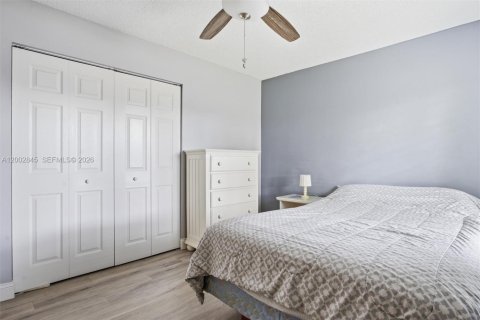 House in Davie, Florida 4 bedrooms, 177.26 sq.m. № 2066542 - photo 26