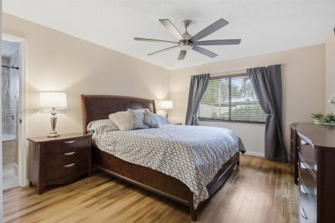 House in Davie, Florida 4 bedrooms, 177.26 sq.m. № 2066542 - photo 17