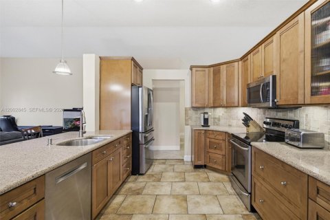 House in Davie, Florida 4 bedrooms, 177.26 sq.m. № 2066542 - photo 11