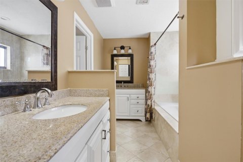 House in Davie, Florida 4 bedrooms, 177.26 sq.m. № 2066542 - photo 21