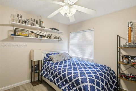 House in Davie, Florida 4 bedrooms, 177.26 sq.m. № 2066542 - photo 23