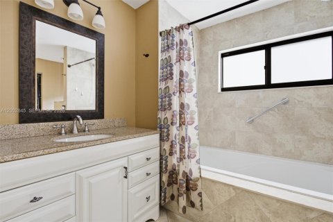 House in Davie, Florida 4 bedrooms, 177.26 sq.m. № 2066542 - photo 20