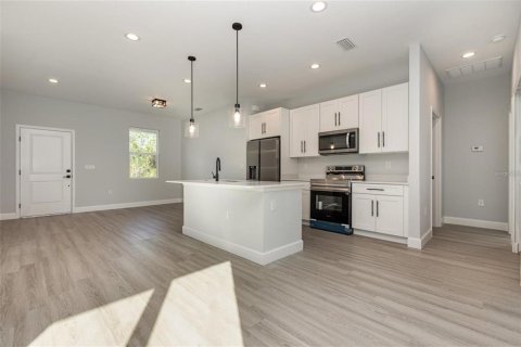 House in Port Charlotte, Florida 4 bedrooms, 151.43 sq.m. № 2217993 - photo 6