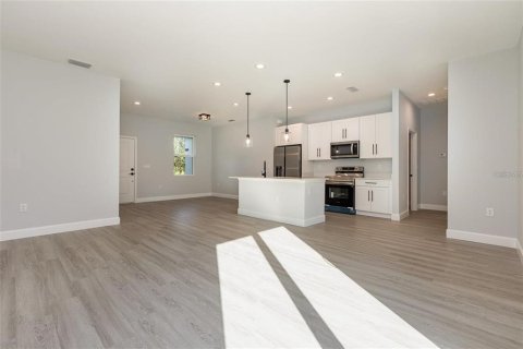 House in Port Charlotte, Florida 4 bedrooms, 151.43 sq.m. № 2217993 - photo 5