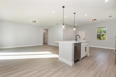 House in Port Charlotte, Florida 4 bedrooms, 151.43 sq.m. № 2217993 - photo 9
