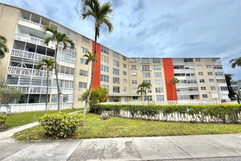Condominio en North Miami, Florida, 1 dormitorio  № 2031637
