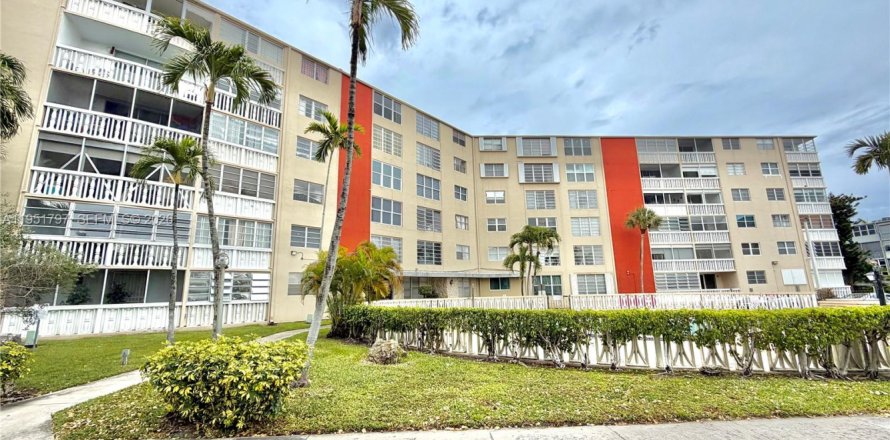 Condo à North Miami, Floride, 1 chambre  № 2031637