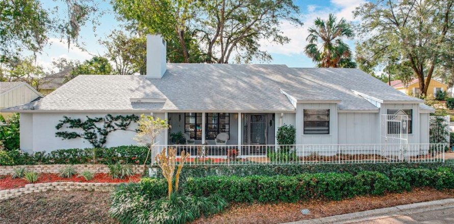 House in Eustis, Florida 3 bedrooms, 198.81 sq.m. № 1557112