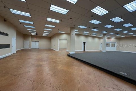 Propiedad comercial en alquiler en Casselberry, Florida, 929.02 m2 № 1437259 - foto 3