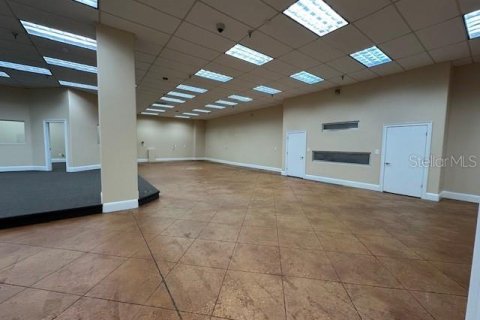 Propiedad comercial en alquiler en Casselberry, Florida, 929.02 m2 № 1437259 - foto 5