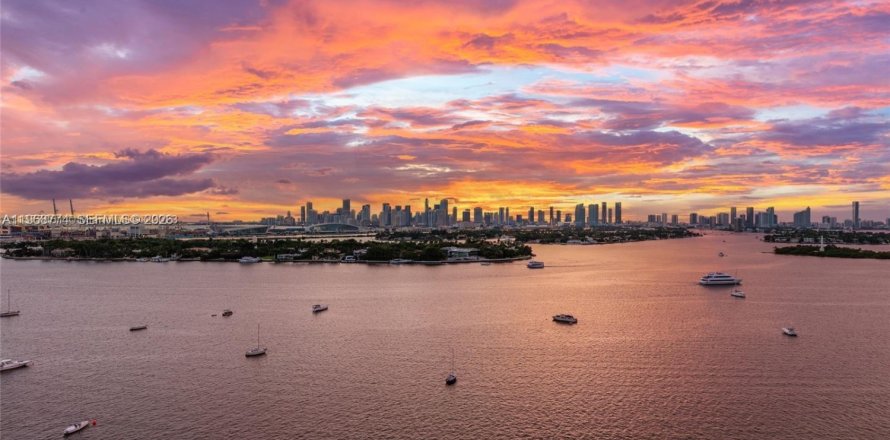 Condominio en Miami Beach, Florida, 2 dormitorios  № 2029971