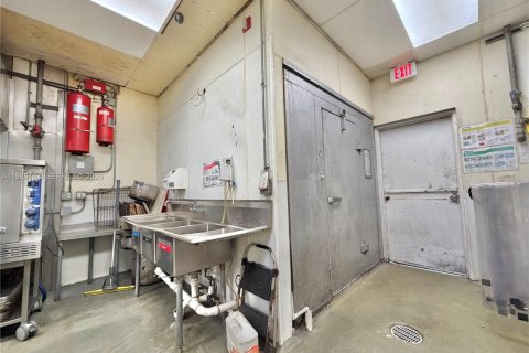 Commercial property in Doral, Florida № 2051300 - photo 23