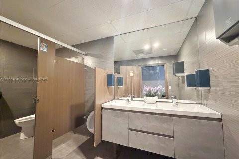 Commercial property in Doral, Florida № 2051300 - photo 10