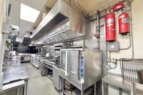 Commercial property in Doral, Florida № 2051300 - photo 20