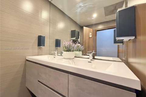 Commercial property in Doral, Florida № 2051300 - photo 12
