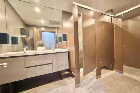 Commercial property in Doral, Florida № 2051300 - photo 11