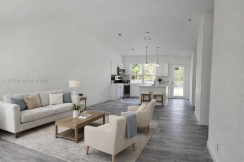 House in Lehigh Acres, Florida 3 bedrooms № 2004071 - photo 3