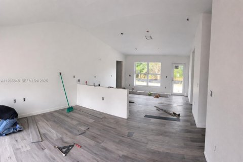 House in Lehigh Acres, Florida 3 bedrooms № 2004071 - photo 2