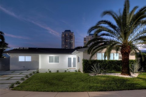 Villa ou maison à vendre à Miami, Floride: 4 chambres, 281.22 m2 № 2008491 - photo 3