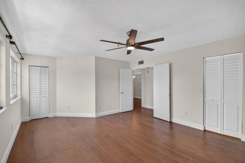 Condo in Hypoluxo, Florida, 1 bedroom  № 2248120 - photo 12