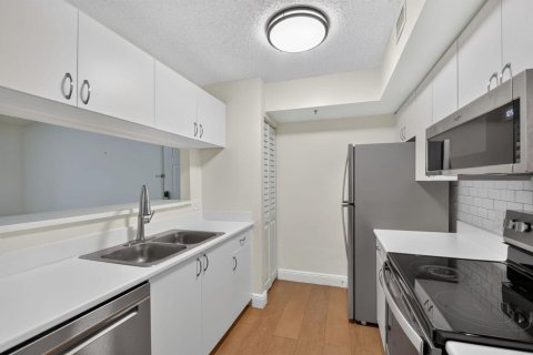 Condo in Hypoluxo, Florida, 1 bedroom  № 2248120 - photo 23