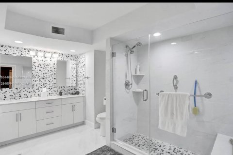 Condo in Miami Beach, Florida, 2 bedrooms  № 1892594 - photo 13