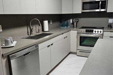 Condo in Miami Beach, Florida, 2 bedrooms  № 1892594 - photo 9
