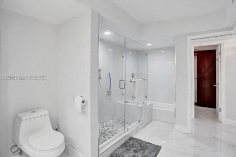 Condo in Miami Beach, Florida, 2 bedrooms  № 1892594 - photo 15