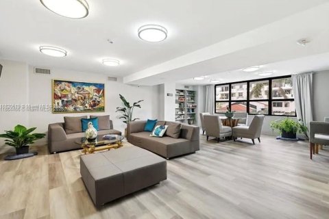 Condo in Miami Beach, Florida, 2 bedrooms  № 1892594 - photo 19