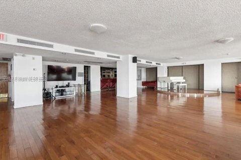 Condo in Miami Beach, Florida, 2 bedrooms  № 1892594 - photo 18
