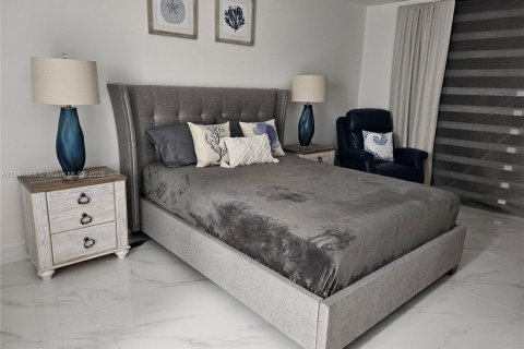 Condo in Miami Beach, Florida, 2 bedrooms  № 1892594 - photo 16