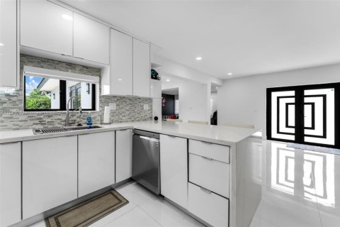House in Miami, Florida 3 bedrooms, 154.59 sq.m. № 1930693 - photo 13