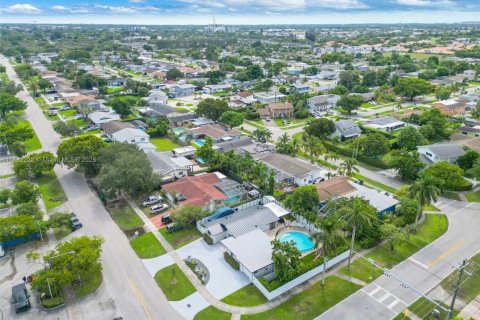 House in Miami, Florida 3 bedrooms, 154.59 sq.m. № 1930693 - photo 4