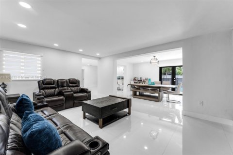 House in Miami, Florida 3 bedrooms, 154.59 sq.m. № 1930693 - photo 14