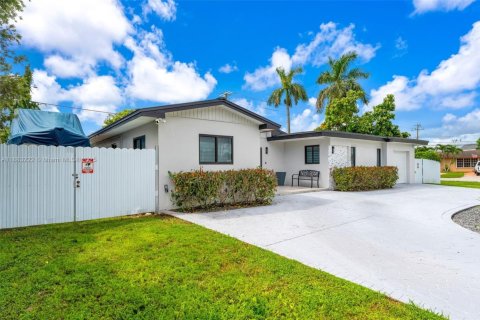 House in Miami, Florida 3 bedrooms, 154.59 sq.m. № 1930693 - photo 3